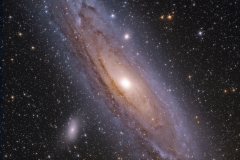 m31_reprocessed_stretch1_refraction_corrected_DEC_denoised2_blotched_stelle_MEDIA_harder_sharpened_web